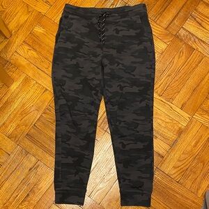 Gapfit Men’s Performance Joggers Black Camo Size Medium Used